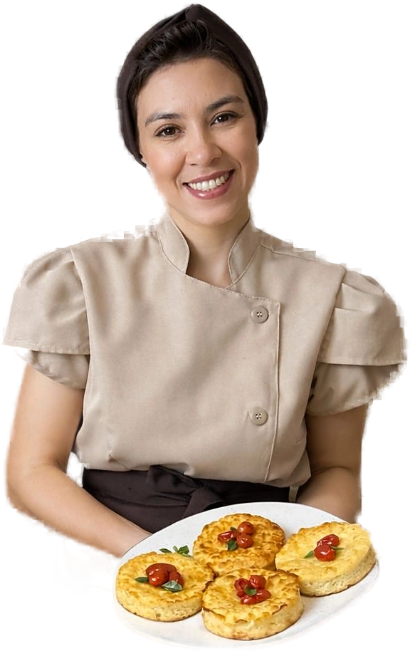Lindeise, de jaleco, sorrindo e apresentando uma quiche que acabou de fazer