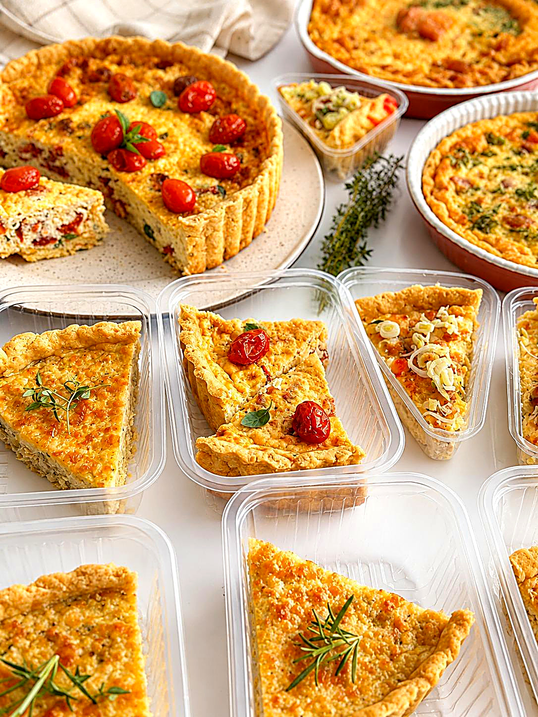 Fatias de quiche embaladas em potes, prontas para venda