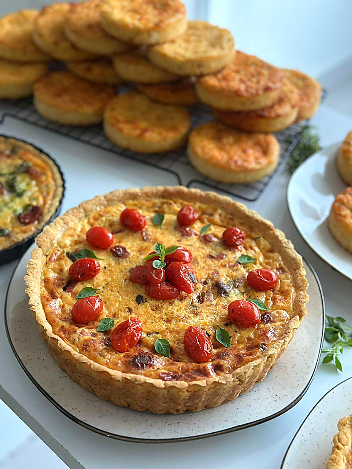 Quiche com tomate cereja e manjericão